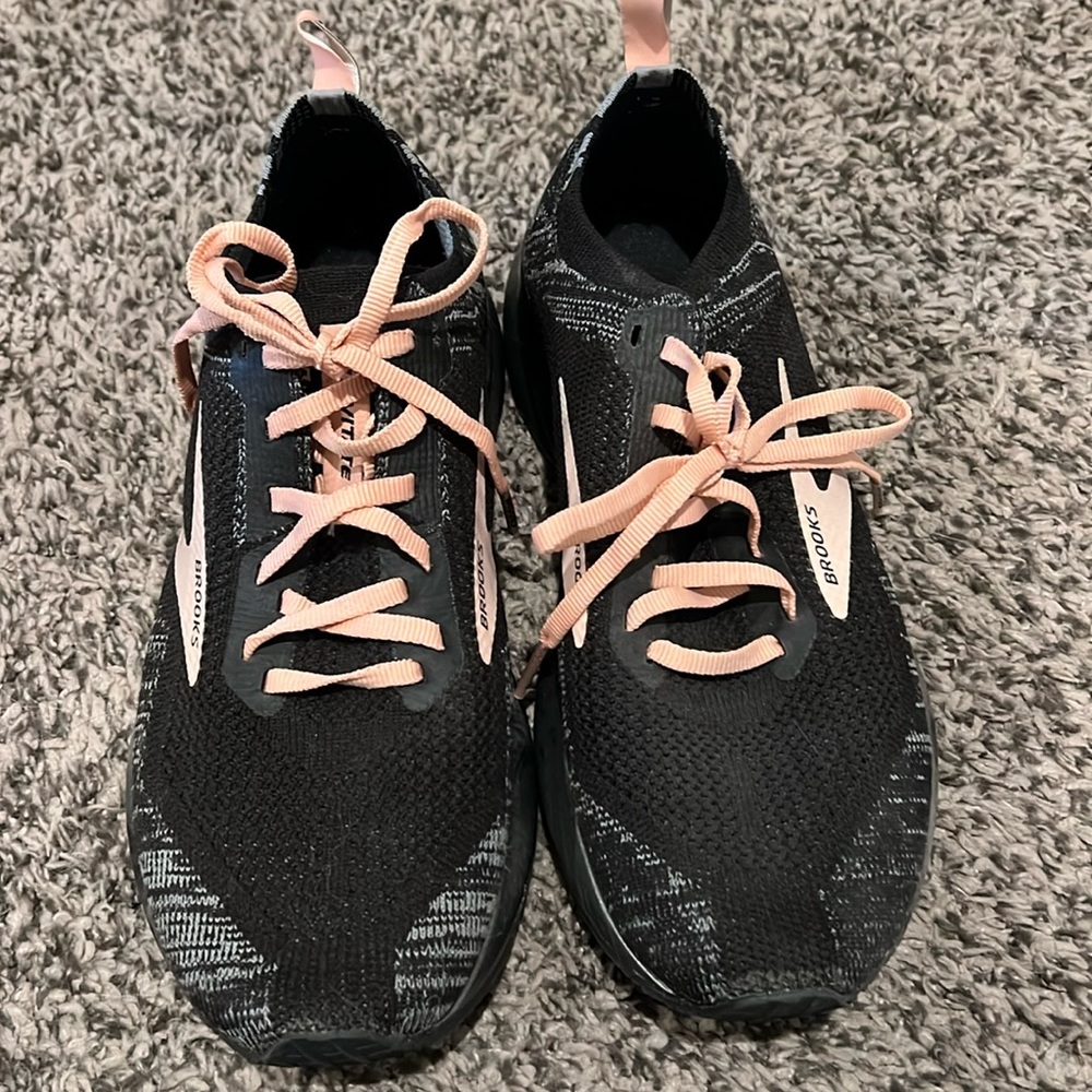 Brooks Levitate Running Shoe - size 8